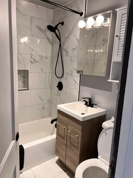 Updated bathroom - 3622 Rosemear Ave