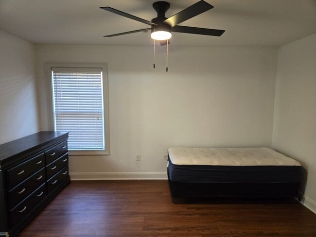 Building Photo - 802 W Longleaf Dr