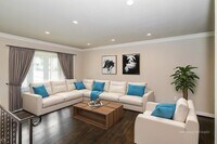 Building Photo - Spacious Single Family Home with backyard ...