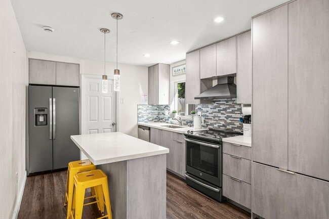 Building Photo - 1121 N 66 Terrace