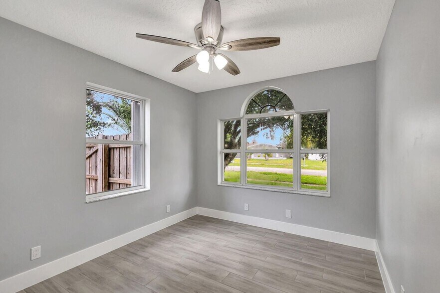 Building Photo - 843 Azalea Dr