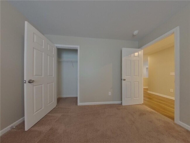 Building Photo - 2977 McKenzie Dr