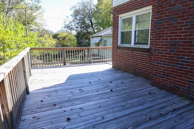 Building Photo - Charming 3 Bedroom Brick Home