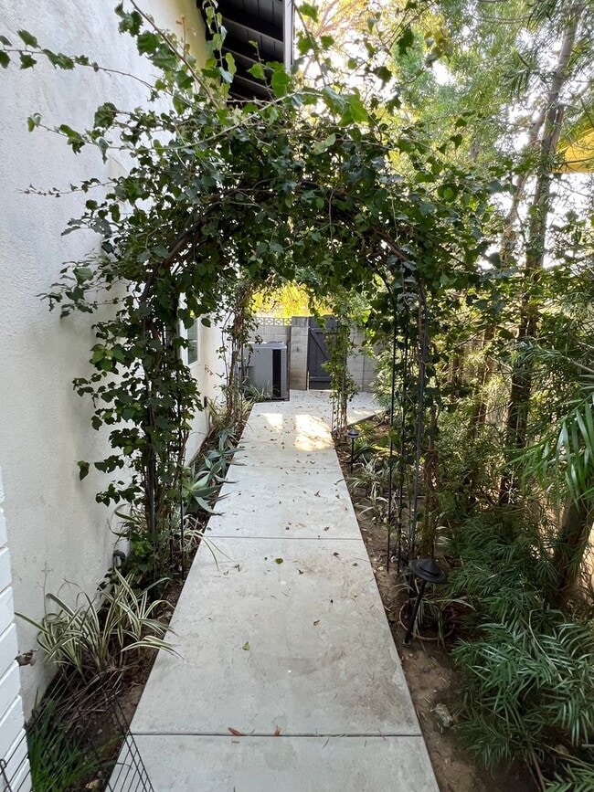 Building Photo - Beautifully Upgraded 5 Bed 4 Bath Orange Pool Home