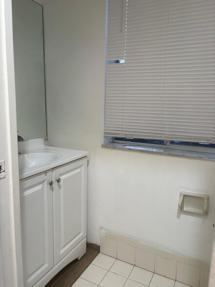 Building Photo - 2615 SE 14th Ave