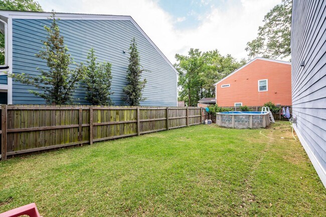 Building Photo - 3 Bedroom 2.5 Bath Single Family Home in F...