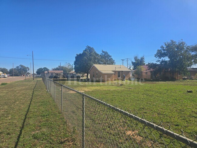 Building Photo - 316 N Walnut St