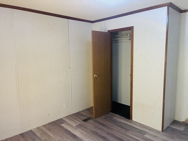 Building Photo - 424 E Air Depot Rd