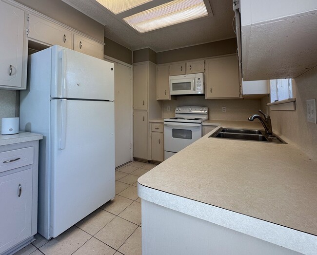 Building Photo - Charming 3-Bedroom, 2-Bathroom Home – Avai...