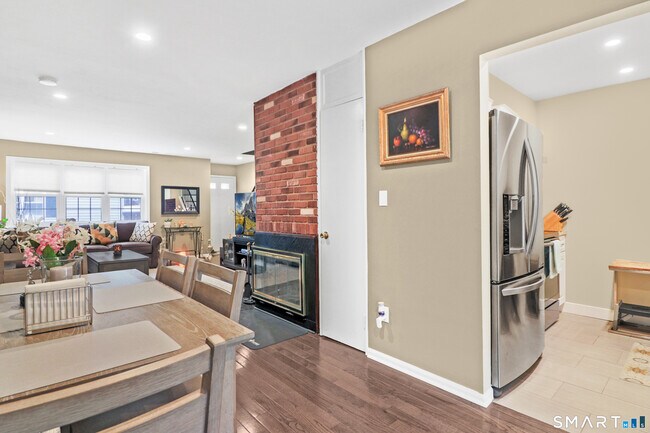 Building Photo - 14 1/2 Fairview Ave