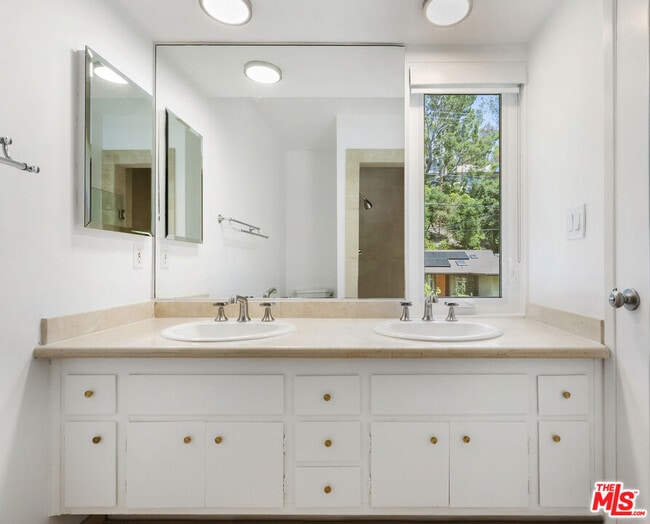 Building Photo - 3101 Beachwood Dr