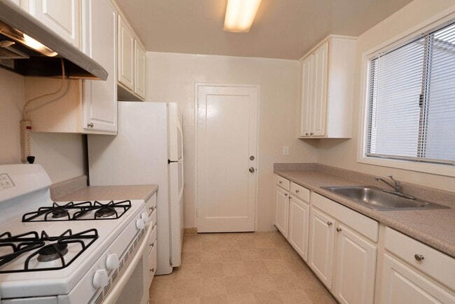 Building Photo - House in Great Sunnyvale Location w/Large Yard & Gardener