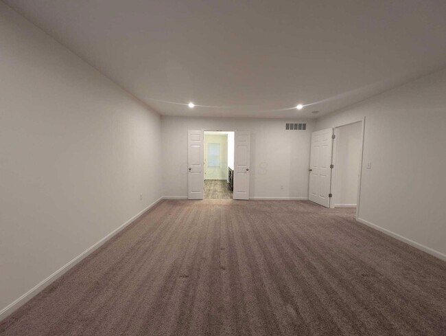 Building Photo - 8246 Woodstar Dr