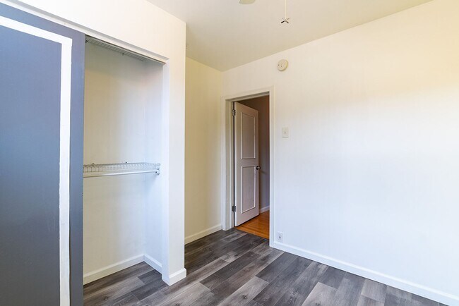 Building Photo - Three Bed Newbold Townhome