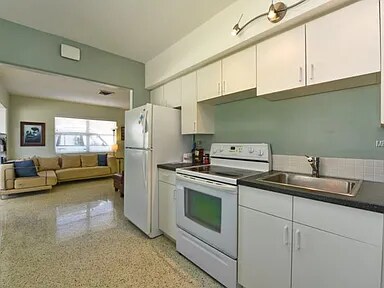 Building Photo - 3906 Sarasota Ave