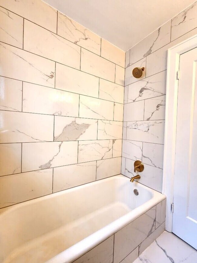 Building Photo - Remodeled 1 BED 1 BATH DUPLEX MIILER'S BLVD HISTORIC DISTRICT