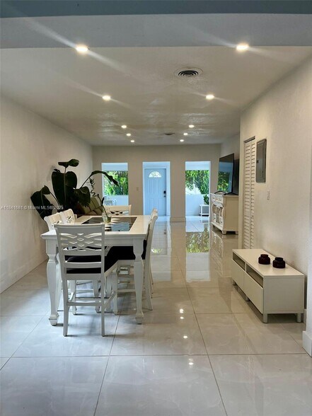 Building Photo - 1172 NE 160th Ter