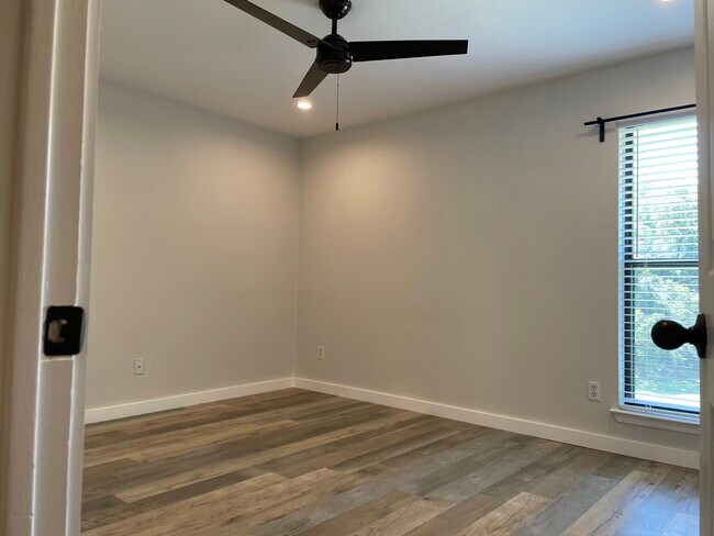 Building Photo - 10616 Mellow Mdws