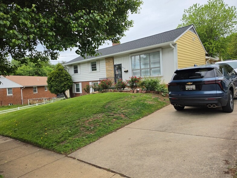 Building Photo - 5825 Lamont Dr