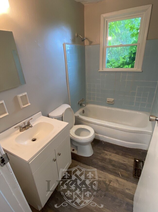Building Photo - 2229 Maplecrest Dr
