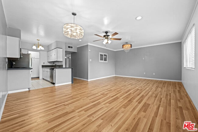 Building Photo - 12801 Moorpark St