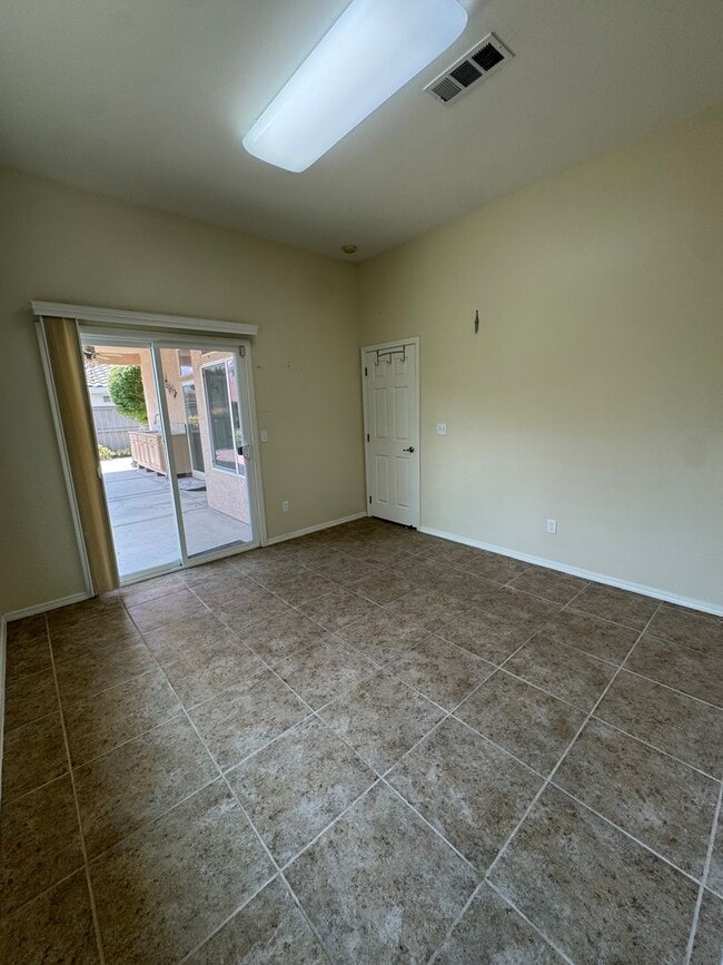 Building Photo - 4 Bed 2 Bath Charming and Well-Cared-For H...