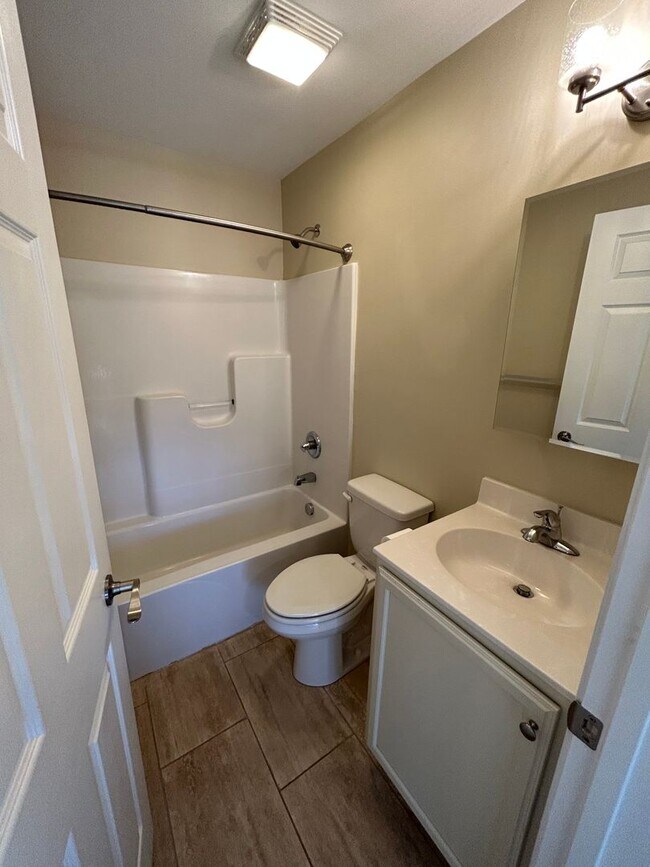 Building Photo - 2 Bedroom 1 Bath - Downtown Morganton - Anderson Place Apts.