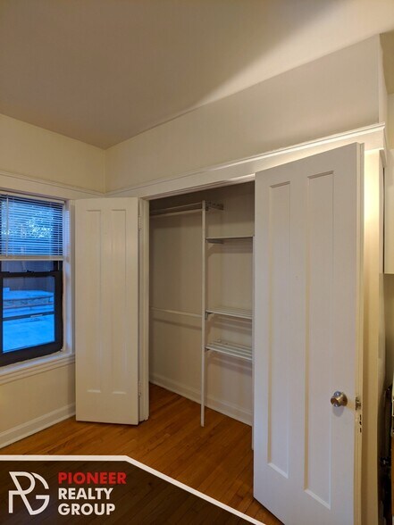 Building Photo - 822 W Waveland Ave