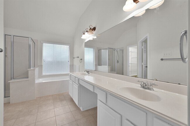 Building Photo - 10 Barker Ridge Ct