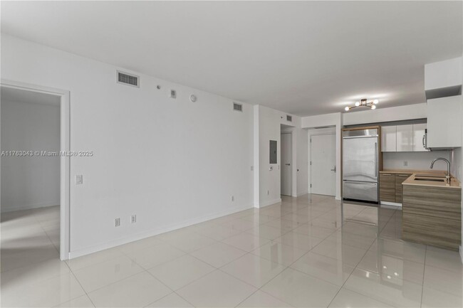 Building Photo - 1300 Brickell Bay Dr