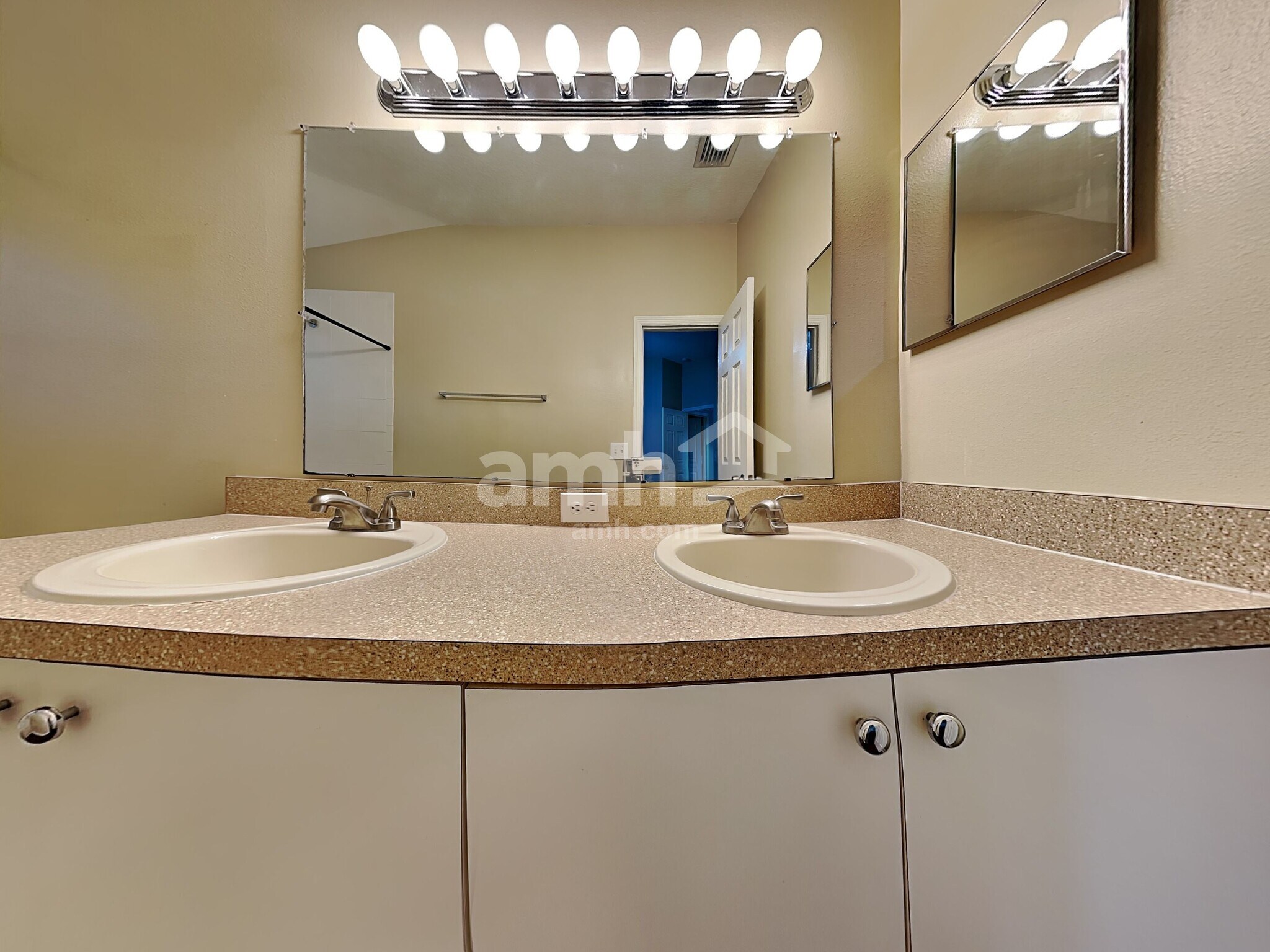 Building Photo - 4735 Roundview Ct