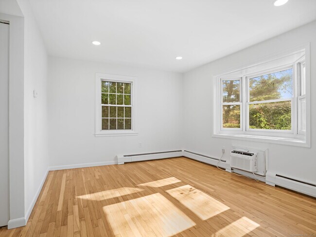 Building Photo - 240 Sunnyridge Ave