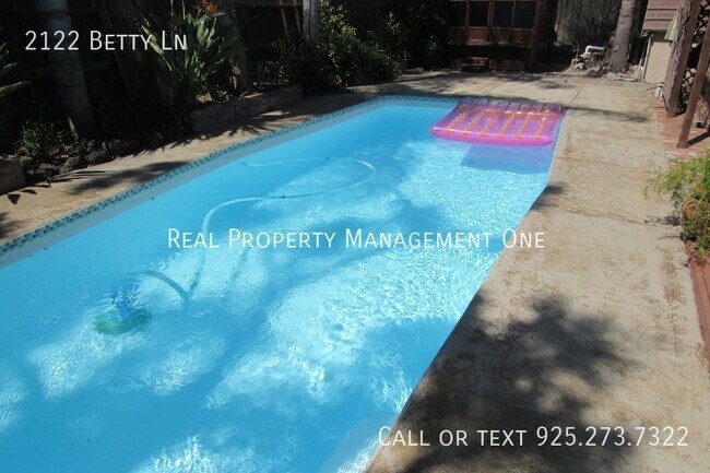 Building Photo - 2122 Betty Ln