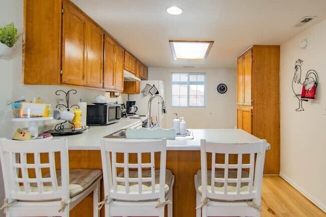 Building Photo - 565 Primrose Dr