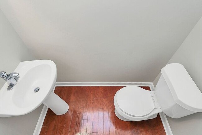 Building Photo - Beautiful End Unit 3BD/2.5BA Townhome in the Cedar Walk Community!