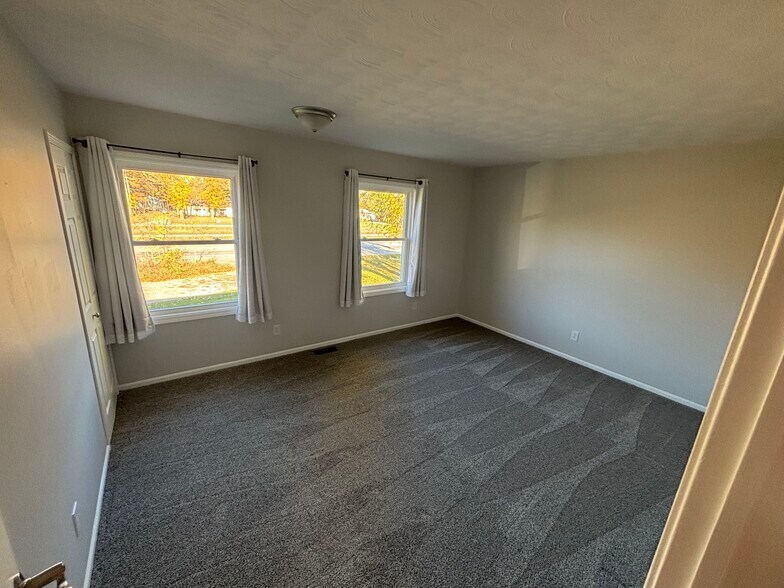 Building Photo - 895 N Cedar Rd