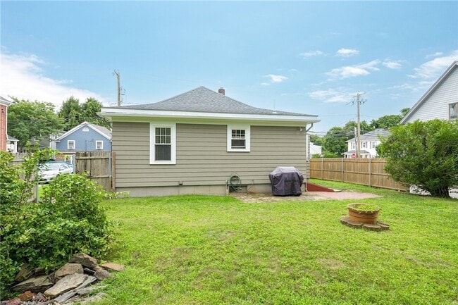 Building Photo - 113 Maple Ave