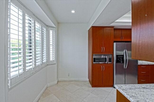 Building Photo - NICELY REMODELED, 2BR2.5BA, 1700 SQ FT CON...