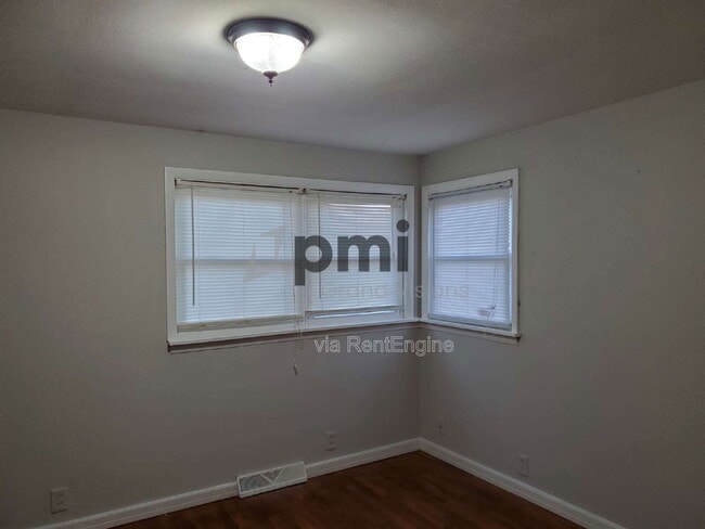 Building Photo - 720 IL-121