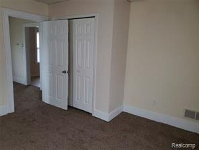 Building Photo - Cut 3 bedroom bungalow W/ appliances included Section 8 Accepted