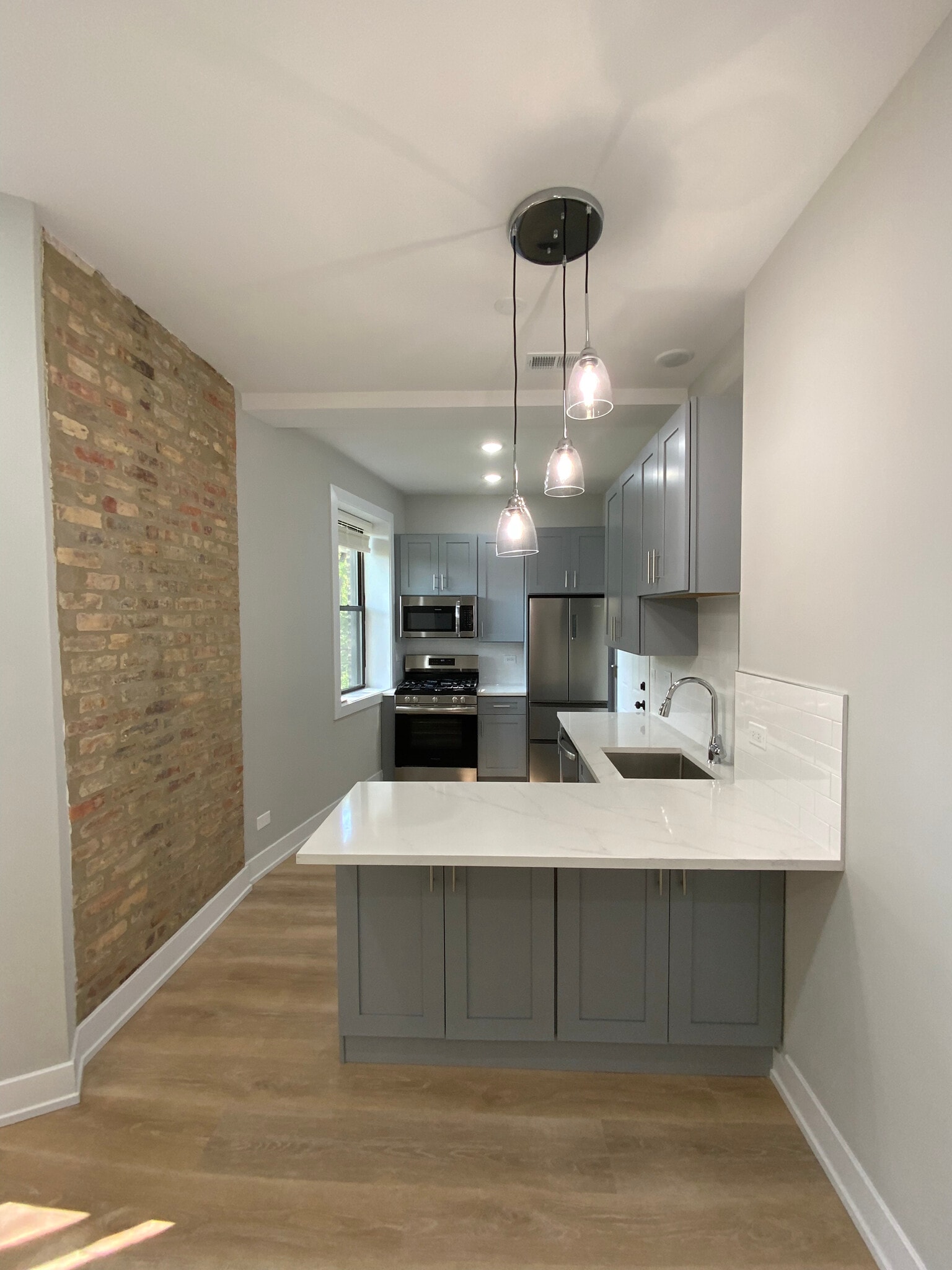 Building Photo - 423 W Belden Ave