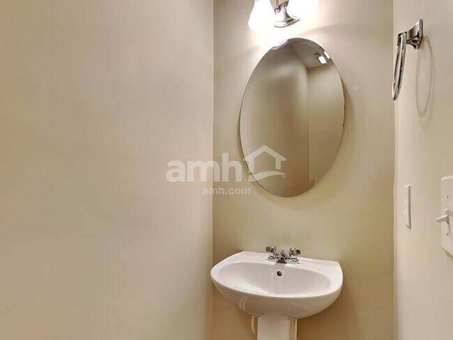 Building Photo - 8821 Shadowglen Dr