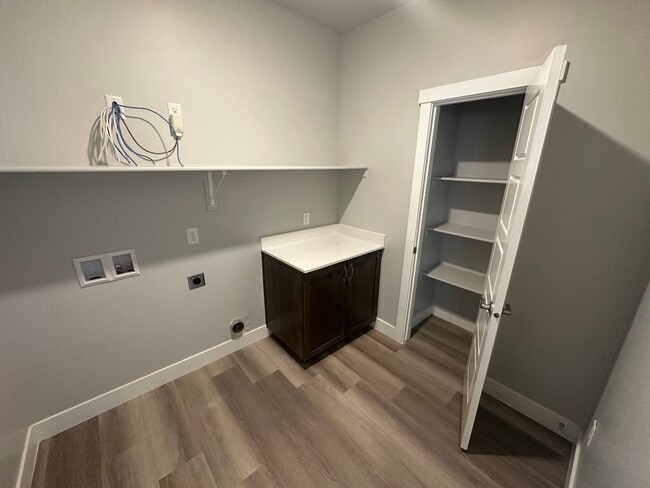 Building Photo - 3 bed plus office / 2.5 bath / 3 car Singl...
