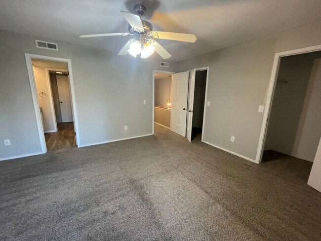 Building Photo - 3 Bed Duplex OKC
