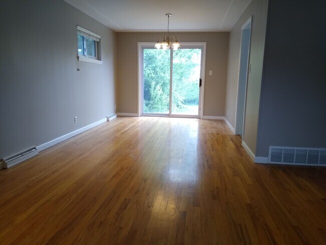 Building Photo - Stunning 4 bedroom 2 bath Virginia Village...