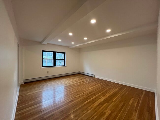 Building Photo - 204 North St