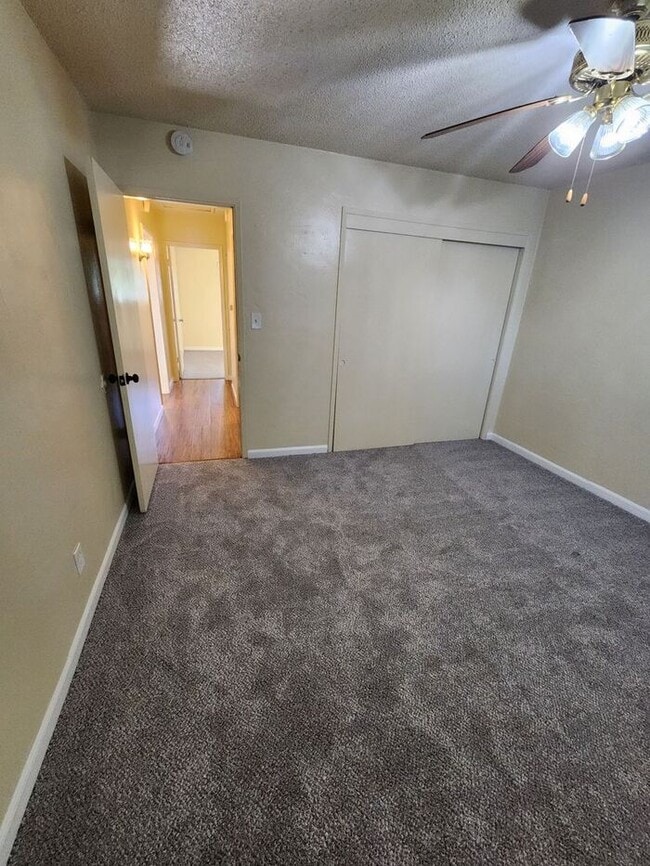 Building Photo - $1000 REBATE-SPACIOUS 2BR/1BA Unit with pr...