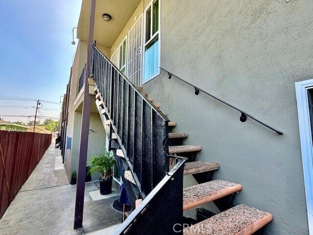 Building Photo - 815 N Rose Ave