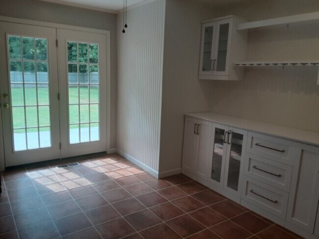 Building Photo - Hard to Find Rancher in Oak Ridge with 2 car garage
