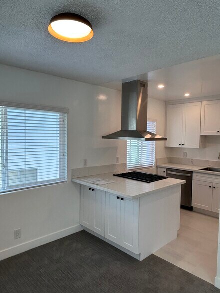 Kitchen - 325 S Doheny Dr